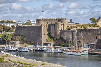 Old_castle_of_city_Brest_Brittany_M_1.jpg